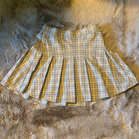 High waisted plaid skirt brand labeled GARAGE. - Picture 2 of 2